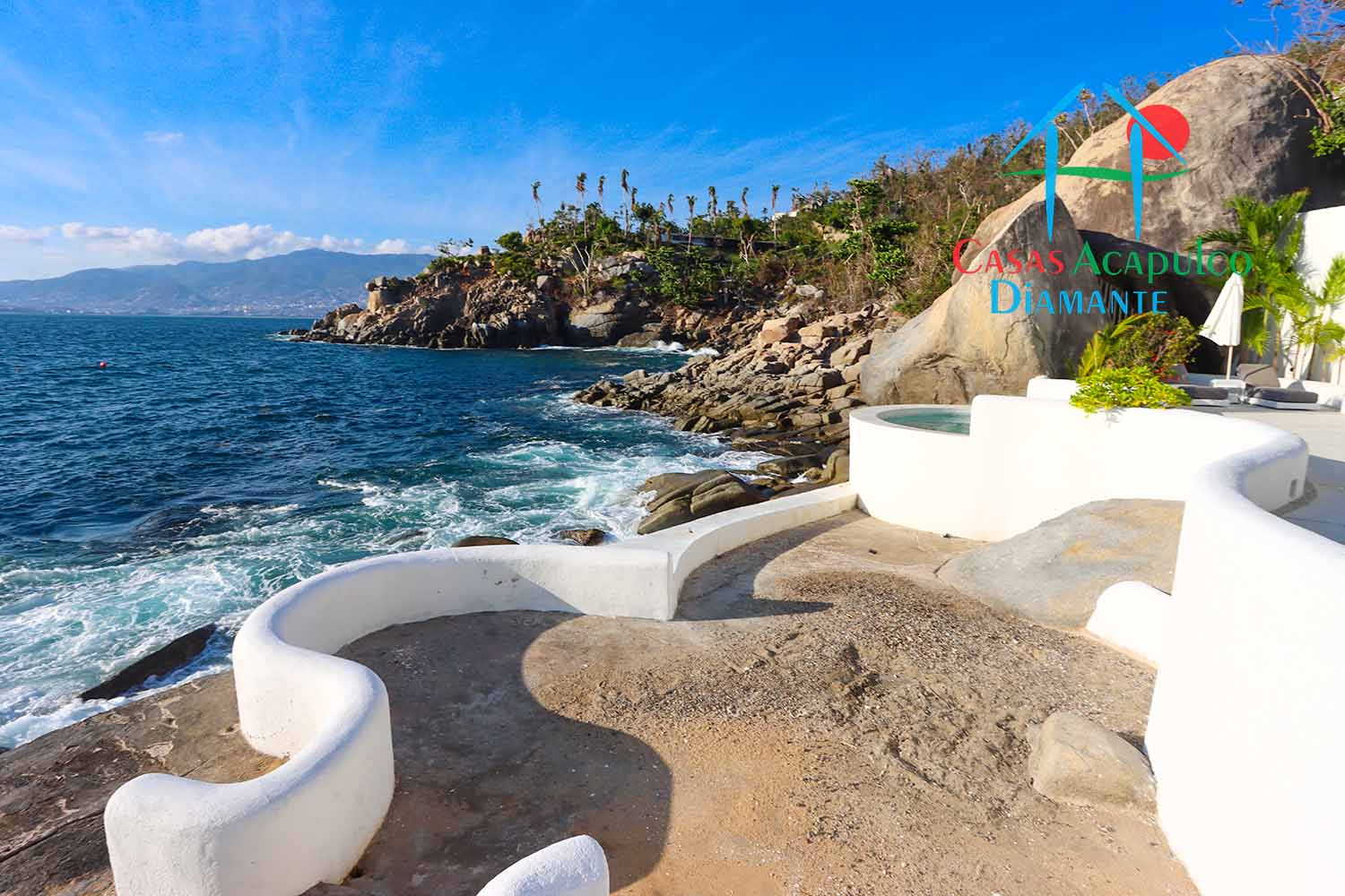 Casa de la Ensenada - Terraza inferior con asoleadero, playa artificial, camastros con gabinetes, alberca, jauzzi 7 Casa de la Ensenada - Terraza inferior con asoleadero, playa artificial, camastros con gabinetes, alberca, jauzzi 7